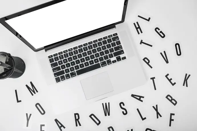 Define palabras clave para mejorar el posicionamiento Visual que ilustra la asignación de palabras clave relevantes a cada página, ayudando a mejorar la relevancia y el ranking en buscadores.